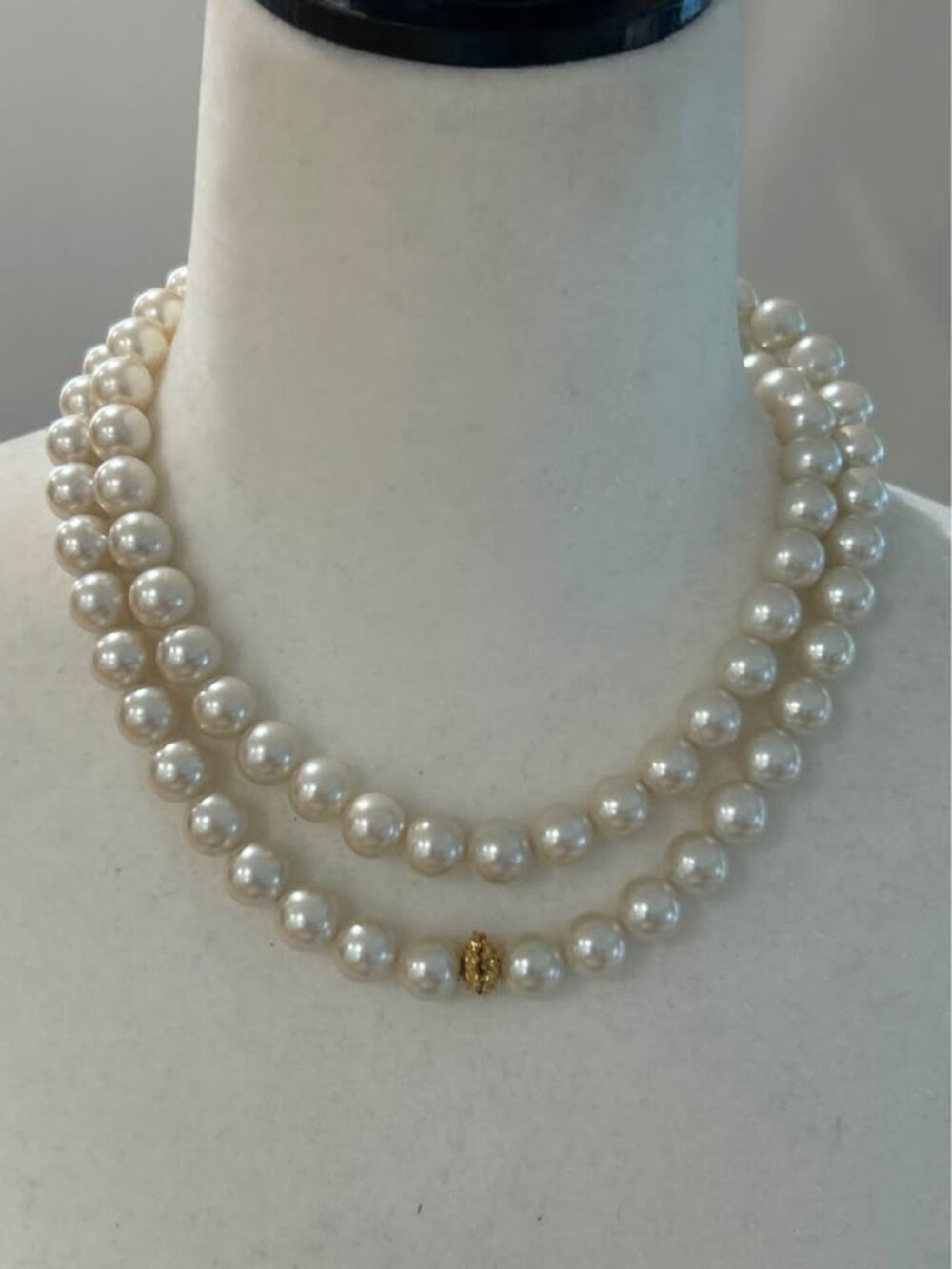 Vintage faux pearl necklace 18” length unclasped. Unique clasp and gold accent